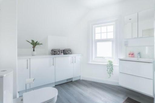 Coast View Luxury Apartment Лайм Риджис Екстериор снимка